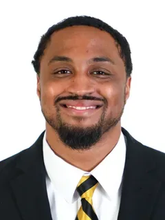 Avery Roberts headshot