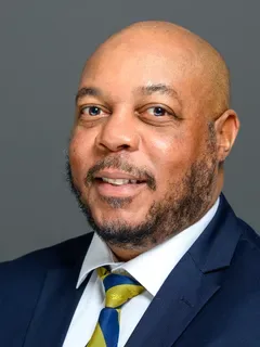 Theric Holt headshot